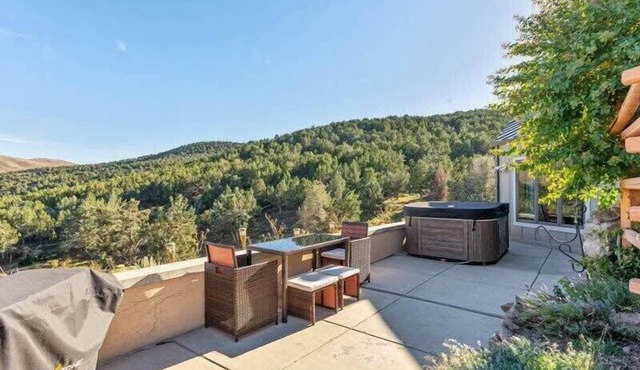 Rooftop Patio, Kids Playroom, Air Hockey Table!