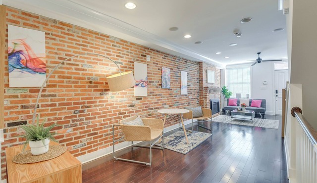 Rooftop Patio w/View: Baltimore Retreat