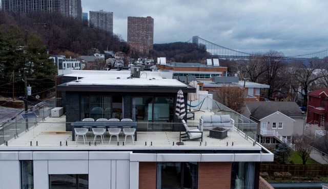 Rooftop Patio with Skyline Views/ King Beds!