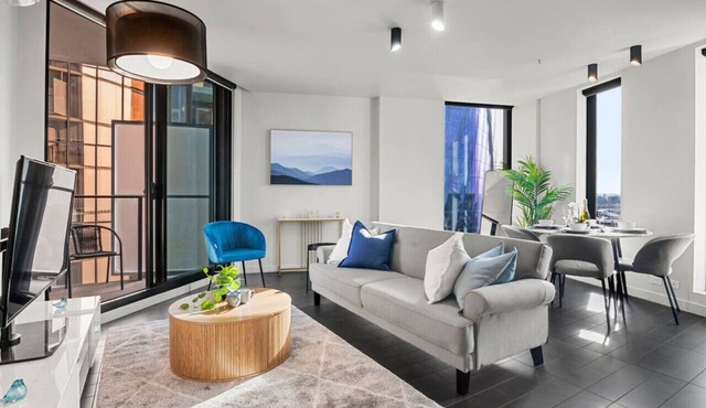 Rooftop Pool 2BR Apt at Marvel Stadium with Free Parking