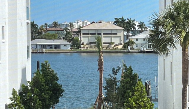 ROOFTOP POOL, BAY VIEW & STEPS TO VANDERBILT BEACH!