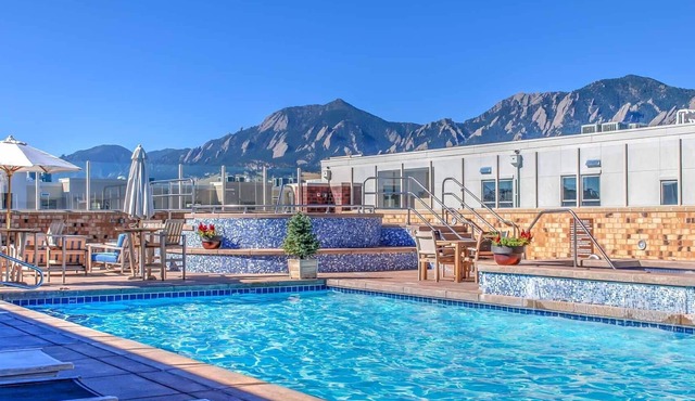 Rooftop Pool, Mountain Views! Exec Rental @ The Peloton West