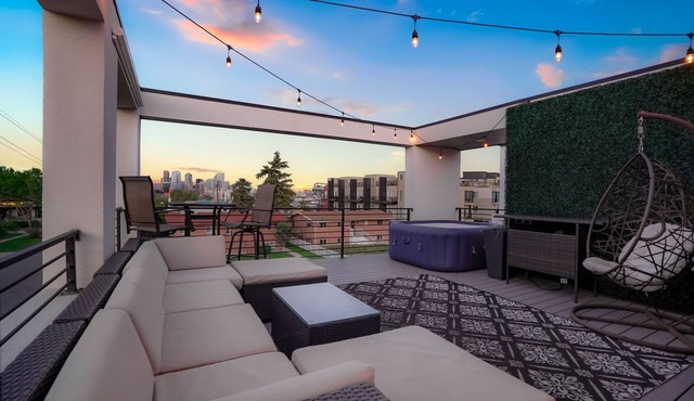 Rooftop + pool table + hot tub near Broncos Stadium!