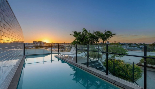 Rooftop Pool & View! Stylish 2-Bed w/Ducted A/C