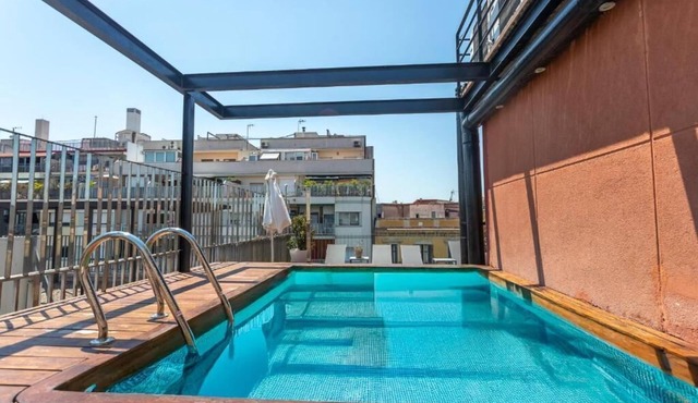 Rooftop Pools Apartment, by Old Town!