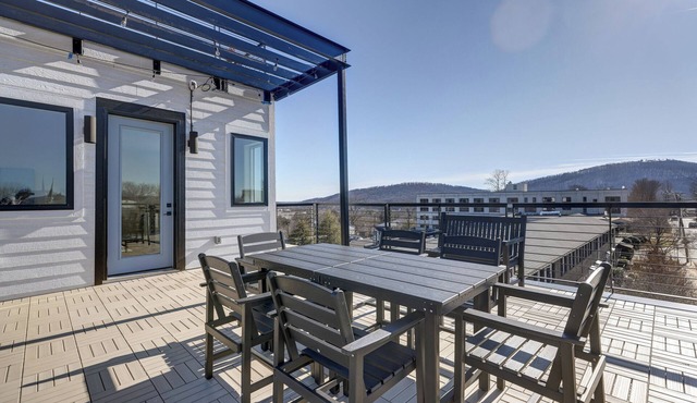 Rooftop Retreat with Mtn Views | Near Downtown Mall