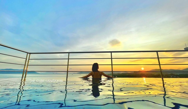 Rooftop Swimming Pool with Seaview Apartment