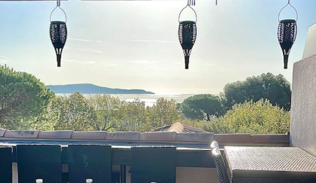 ROOFTOP TERRACE BY THE SEA: 50m from the beaches, city center, quiet comfortable