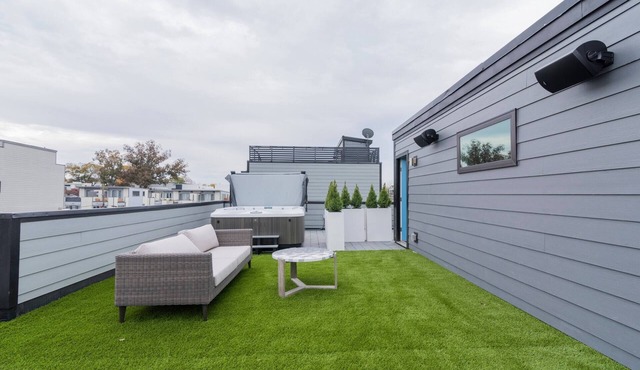 Rooftop Views & Hot Tub, Walk to BofA Stadium, Uptown Lux
