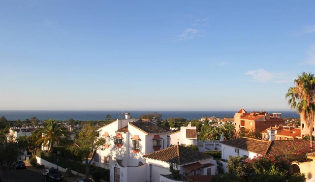 Rooftop Villa - chalet en Cabo Pino con vistas al mar, jardines y piscina