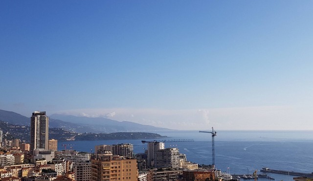 Rooftop villa with Jacuzzi and sea view 50m from Monaco.