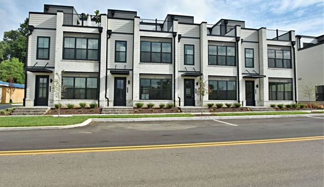 Rooftop w/River Views - 9 min Neyland