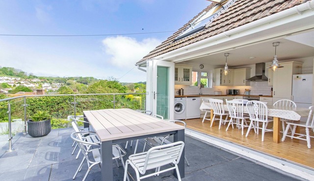 Rooftops, Sleeps 8 | Hot Tub*, Views & Log Burner