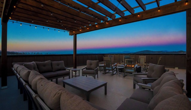 RoofTSumLo: Views! POOL, Sky Lounge/Deck, Theater, Games, HotTub, Wifi, Fire Pit