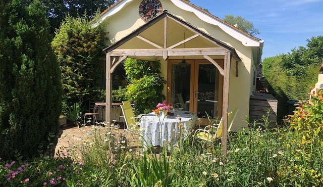 Rookery Nook, spacious & pet friendly - wifi, gardens, parking, sleeps 3