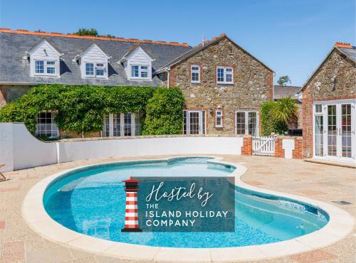 Rookley Farm Lodge Charming Manor Pool House with Heated Pool, Tennis Court & Gardens - Isle of Wight Rural Countryside Escape