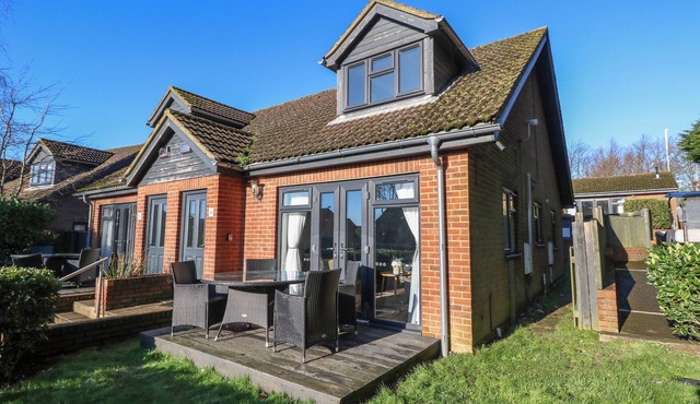 ROOKLEY LAKE COTTAGE, pet friendly, with pool in Godshill