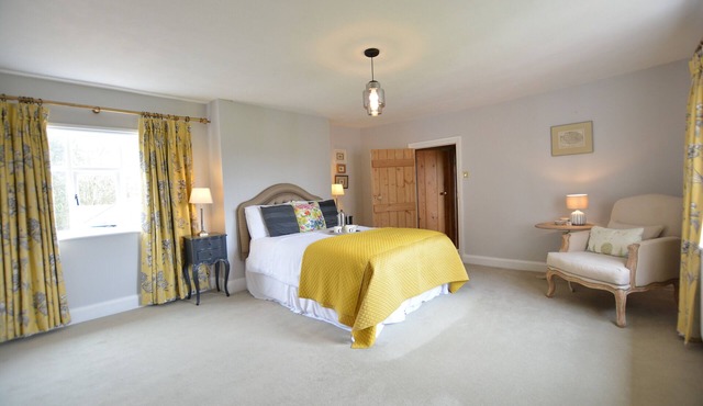 ROOKYARDS, pet friendly, character holiday cottage in Halesworth