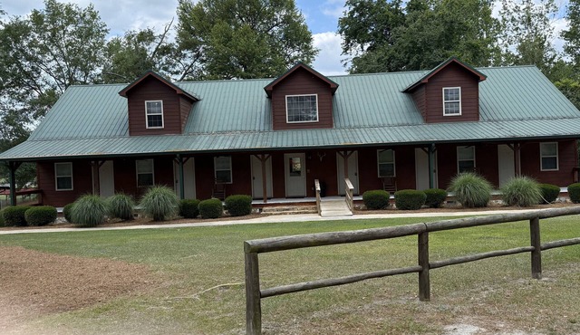 Room 1 & 2 - Charming 12-bedroom hotel with WiFi and AC in Twin City, GA.