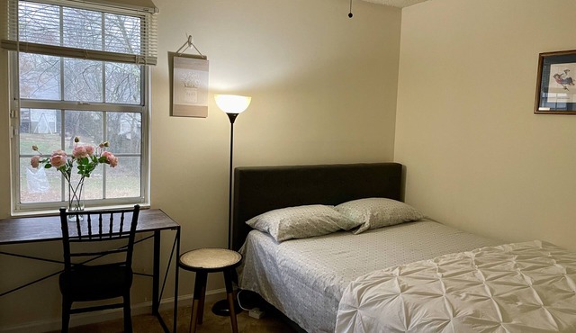 Room 1- Quiet private room close to Airport and Lake
