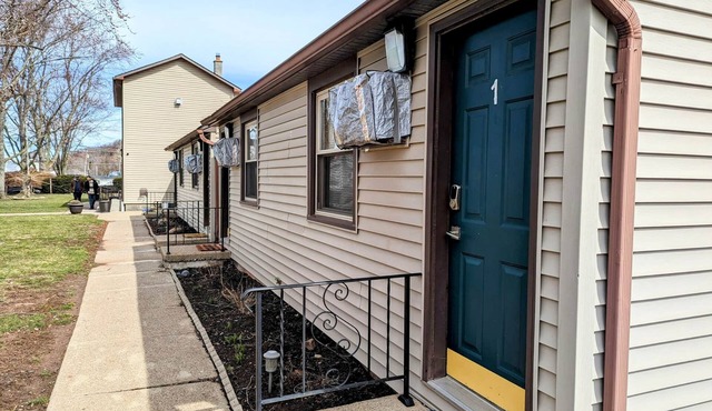 Room 1 - Riverside Motel - 1 Queen Bed