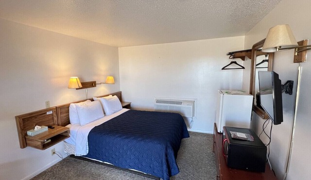 Room 102 - Standard Queen - Sleeps 2 - West Lake Grandvue Inn