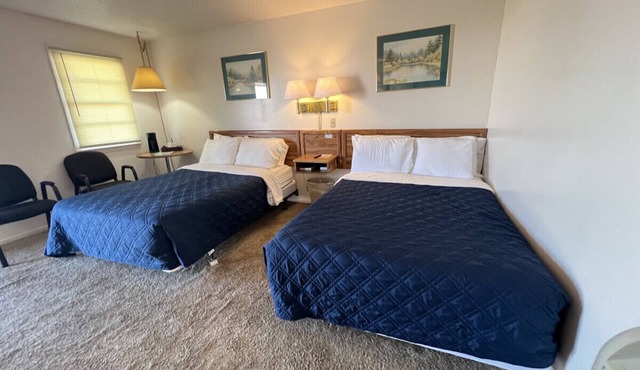 Room 104 - Double Full - Sleeps 4 - West Lake Grandvue Inn