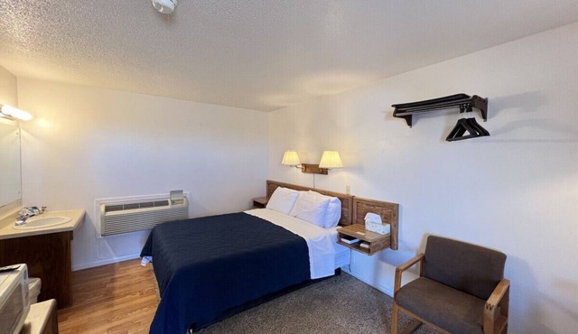 Room 105 - Standard Queen - Sleeps 2 - West Lake Grandvue Inn