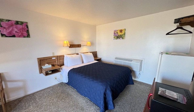 Room 106 - Standard Queen - Sleeps 2 - West Lake Grandvue Inn