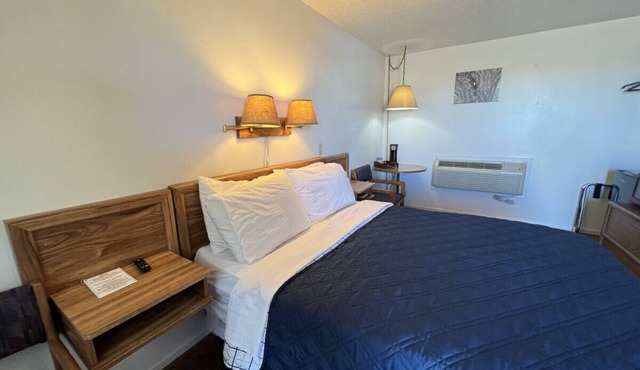 Room 108 - Standard Queen - Sleeps 2 - West Lake Grandvue Inn