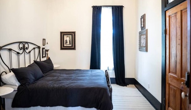 Room 11-Black & White Commitment Suite -B&L Inn