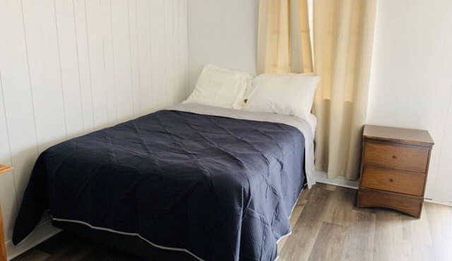 Room 11 - Standard Queen - Sleeps 2 - Harper Motel