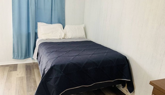 Room 12 - Standard Queen - Sleeps 2 - Harper Motel