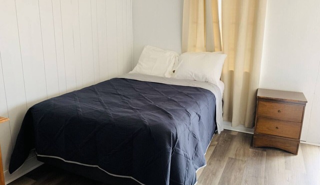 Room 17 - Standard Queen - Sleeps 2 - Harper Motel