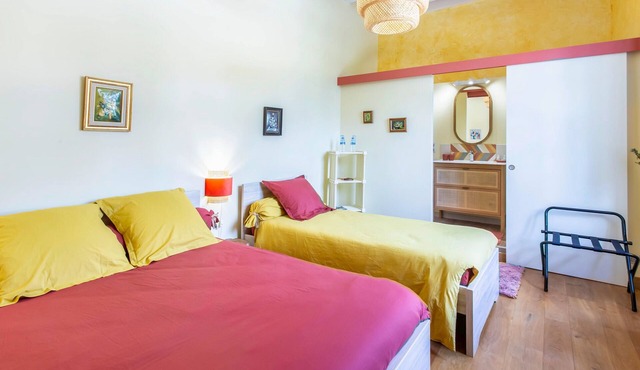 Room 2 in Château with Shared Terrace, Private Garden, and Wi-Fi