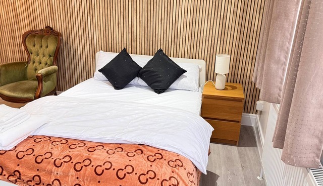Room 2: Modern Double Room with En-Suite in Ilford, London