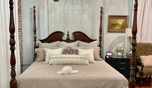 Room 2 (sleeps 2) at Chipley's Squareview Inn