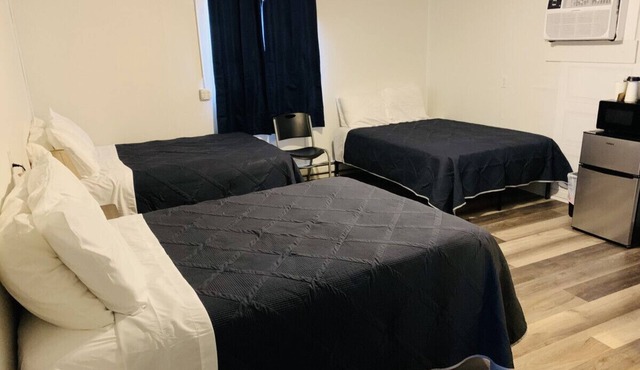 Room 21 - Triple Queen - Sleeps 6 - Harper Motel