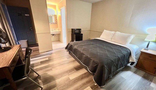 Room 28 - Standard Queen - Sleeps 2 - Harper Motel