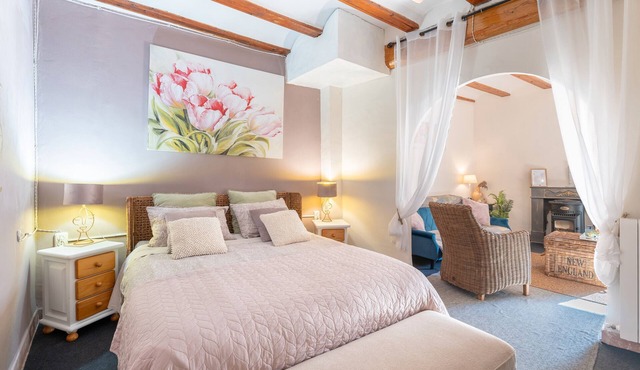 Room '2A' with Shared Pool, Private Garden and Wi-Fi