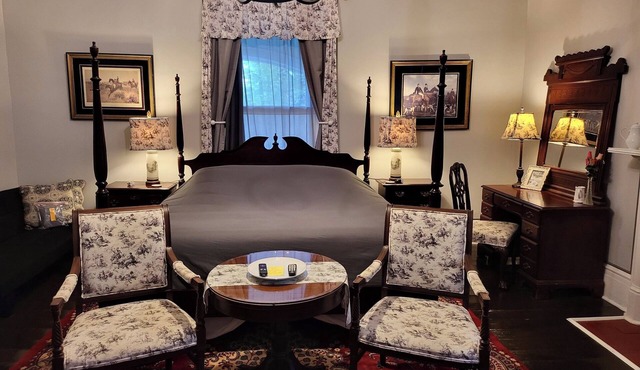 Room 3 Belmont Inn 1852 Historic Evans House King in room private Bath 2nd Floor