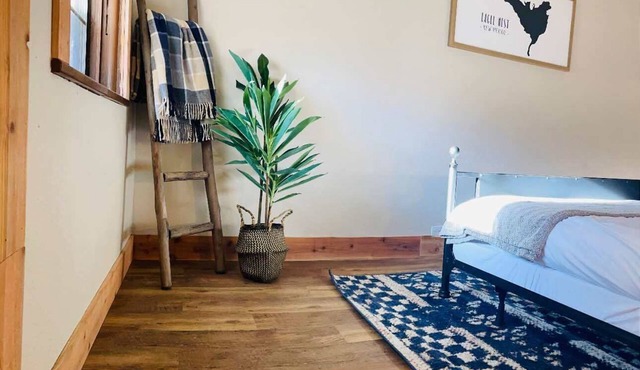 Room 3: Boutique Motel by Lake 15 Minutes to Red River/Angel Fire
