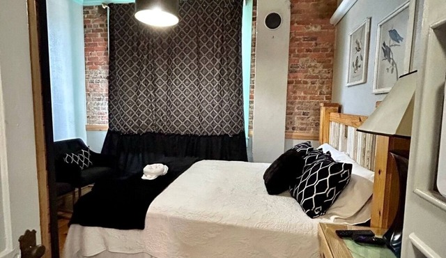 Room 3 (sleeps 2) at Chipley's Squareview Inn