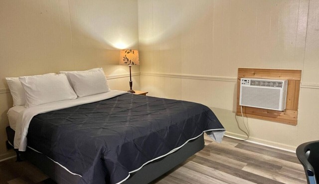 Room 30 - Standard Queen - Sleeps 2 - Harper Motel