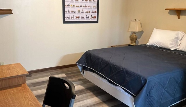 Room 32 - Standard Queen - Sleeps 2 - Harper Motel