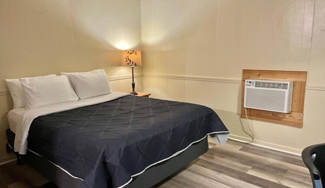 Room 33 - Standard Queen - Sleeps 2 - Harper Motel