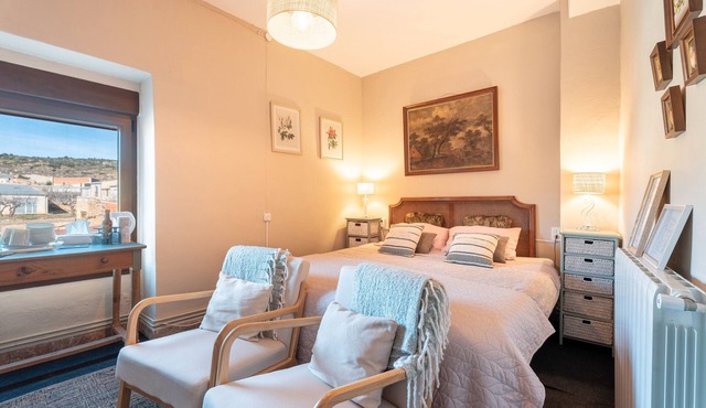 Room '3B' with Shared Pool, Private Garden and Wi-Fi