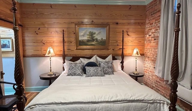 Room 4 (sleeps 2) at Chipley's Squareview Inn