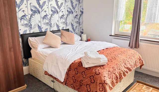 Room 4: Stylish En-Suite Double Room, Ilford, Great Transport Links to London
