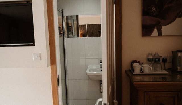 Room 4 Twin Room - The Wilson's Arms